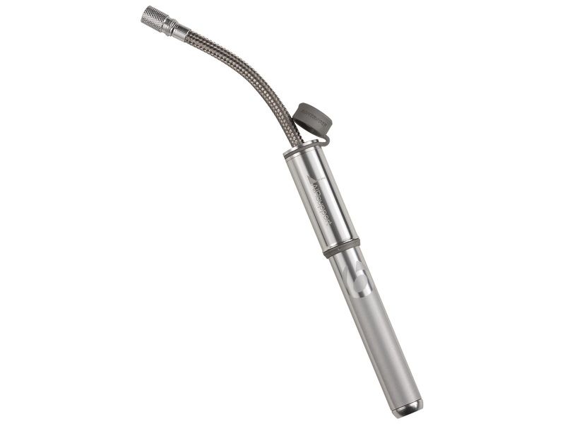 Bomba de ar portátil em metal prateado com tubo flexível e botão preto.