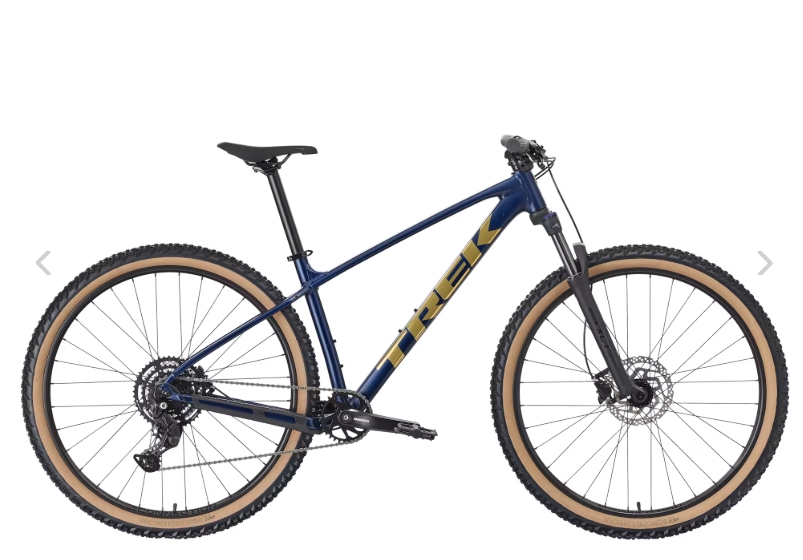 Trek Marlin 5 Gen 3 Azul Escuro Bicicleta de montanha TREK com quadro azul escuro e letras amarelas