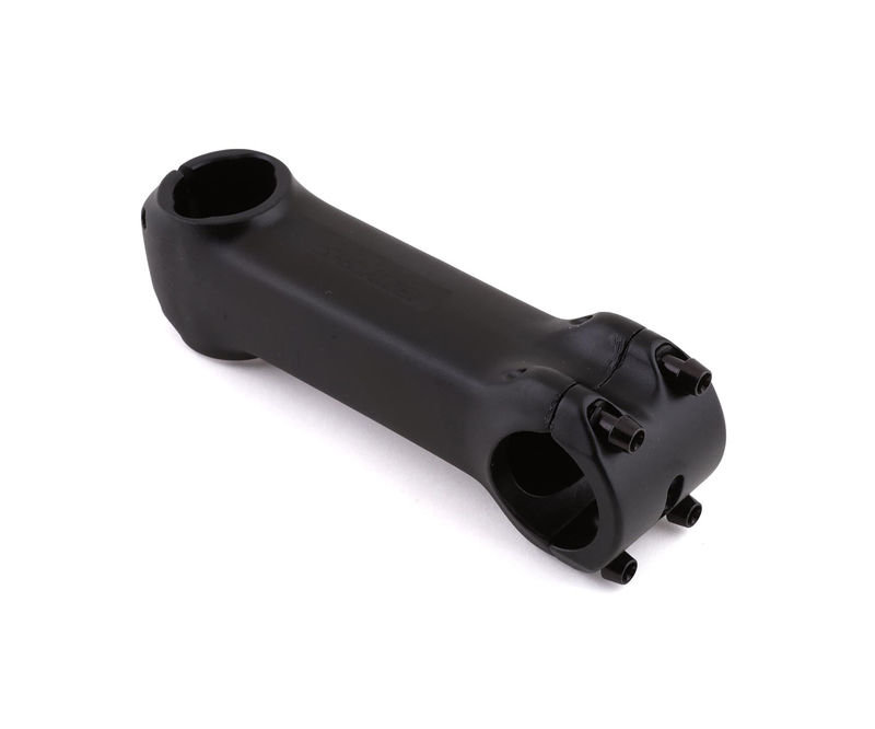 Avanço de guidão preto para bicicleta sobre fundo branco