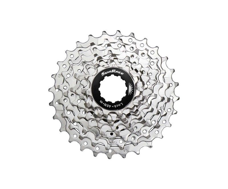 Cassete de bicicleta prateado com centro preto e inscrições SunRace em fundo branco