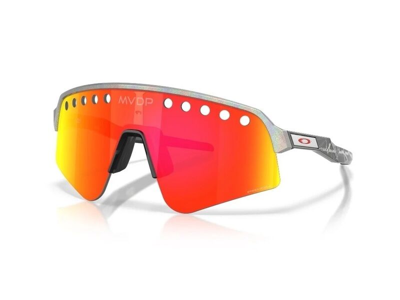 Óculos de sol desportivos com lentes vermelhas e armação prateada