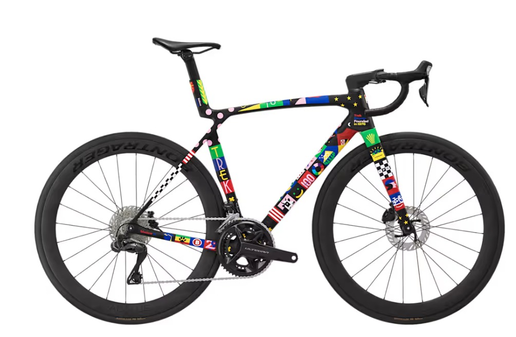 Madone SL 7 Gen 8 - The First 50 Replica Bicicleta de estrada com quadro colorido e pneus pretos em fundo branco