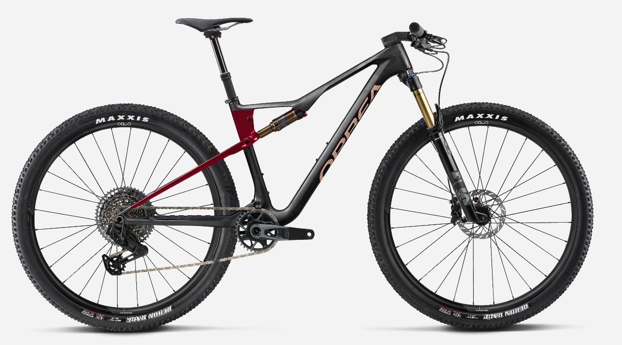 Orbea Oiz M-Team Carbon Vermelho M Bicicleta de montanha Orbea preta e vermelha com pneus Maxxis e suspensão dianteira