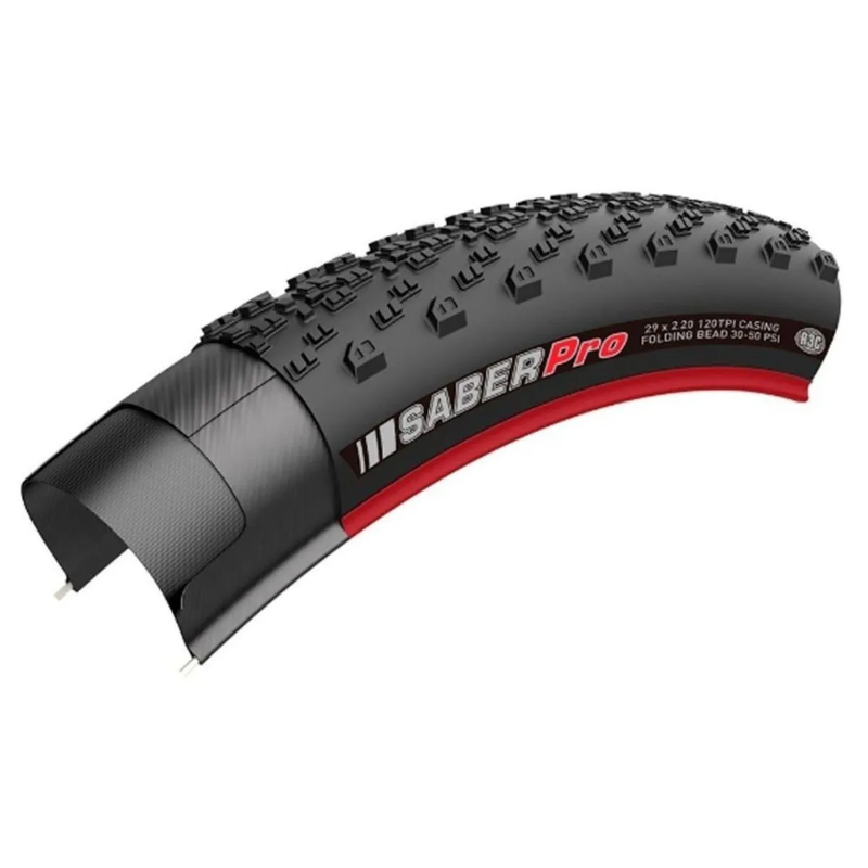 Pneu de bicicleta preto com textura de cravos e borda vermelha com letras brancas e vermelhas