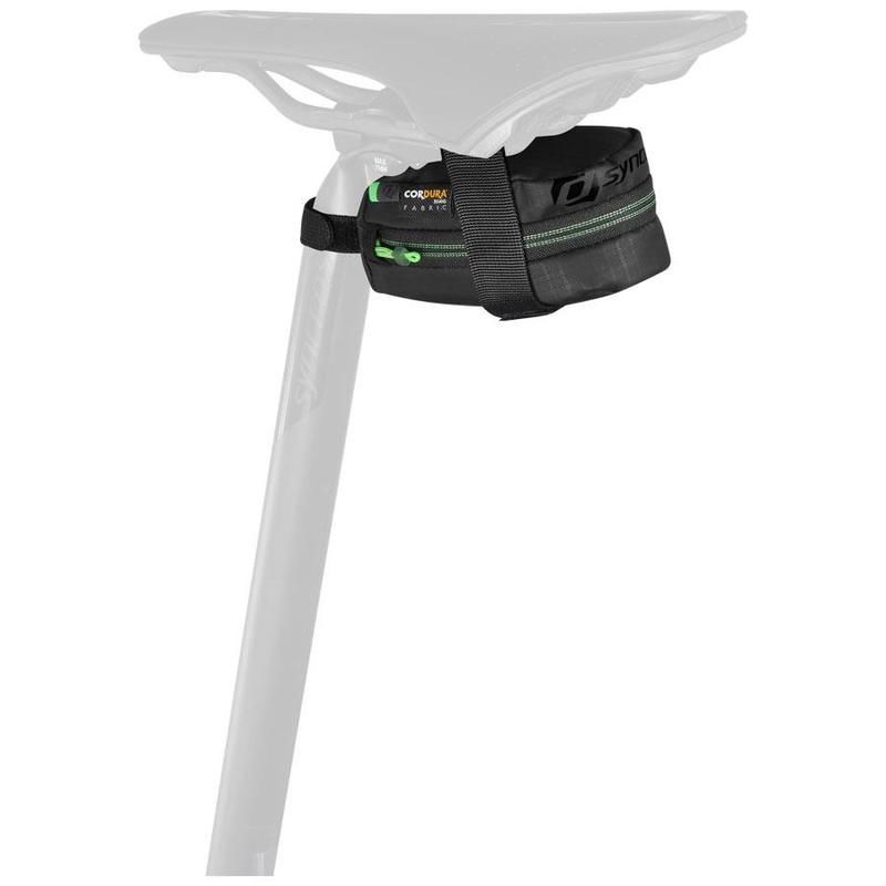 Bolsa preta pequena presa à haste do selim da bicicleta