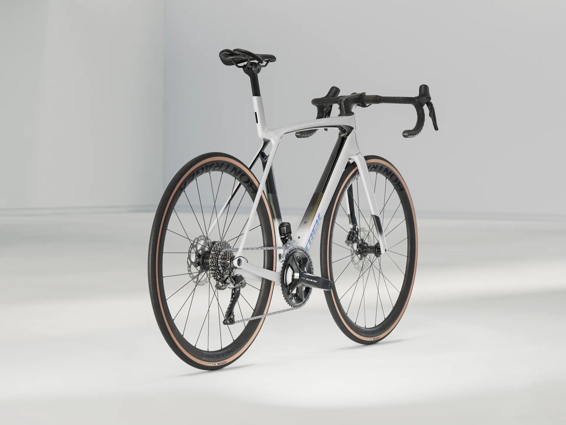 Trek Madone SL 6 Gen 8, Branco Bicicleta de estrada branca e preta em ambiente interior minimalista