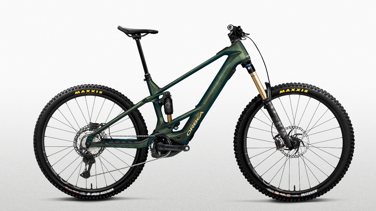 Orbea Wild M-Team Verde Bicicleta de montanha elétrica Orbea verde metálico com pneus Maxxis e suspensão Fox
