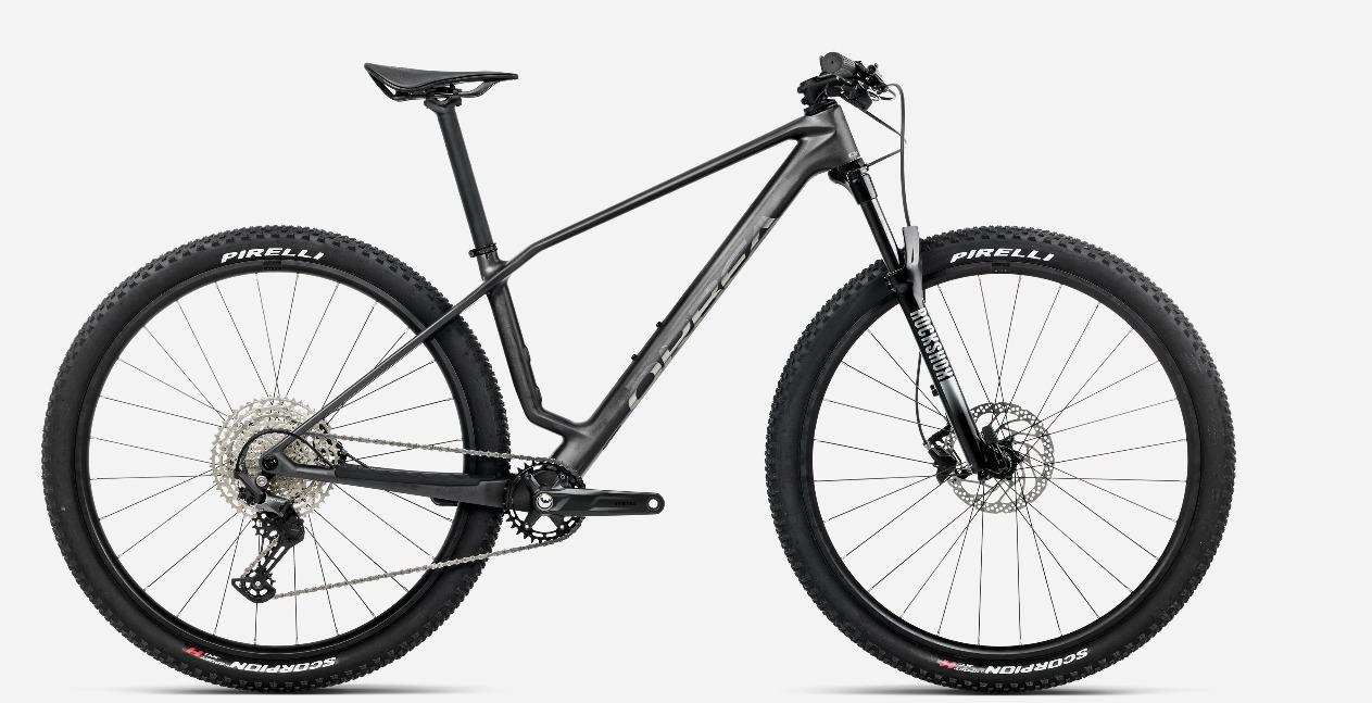 Orbea Alma M50 Preto Bicicleta de montanha preta com quadro carbono e pneus PIRELLI