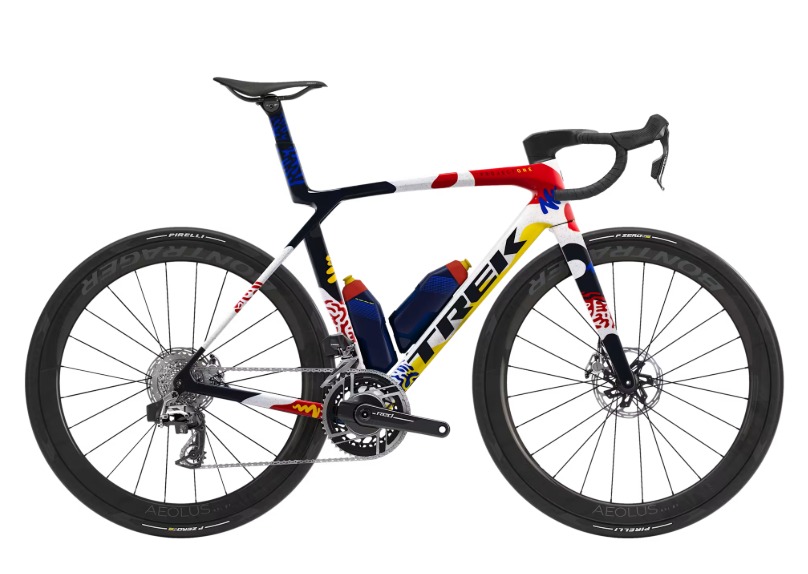 Trek Madone SLR 9 AXS Gen 8 Special Edition Team M Bicicleta de estrada TREK branca com detalhes em vermelho, azul e amarelo