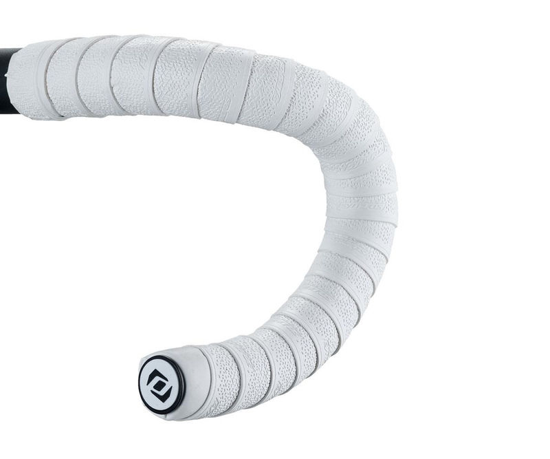 Guiador de bicicleta com fita de embalar branca e tampa final preta com símbolo