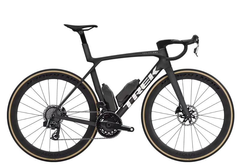 Trek Madone SLR 7 AXS Bicicleta de estrada preta TREK com dois bidões e pneus laterais castanhas