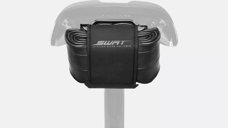 Banco de bicicleta branco com suporte preto segurando uma câmara de ar SWAT