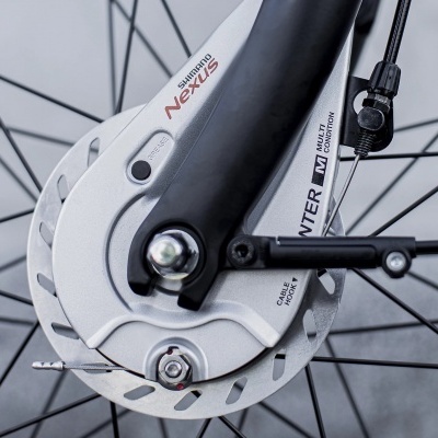 Cubo da bicicleta branca e preta Shimano Nexus com texto visível