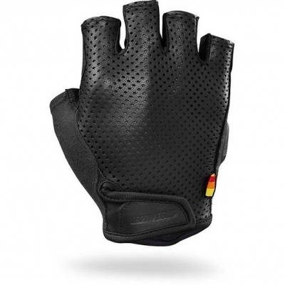 Luva desportiva preta sem dedos em pele perfurada