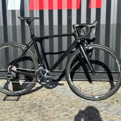Bicicleta de estrada preta com pneus Vision e componentes Ultegra