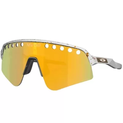 Óculos de sol desportivos com lentes amarelas e armação branca manchada.