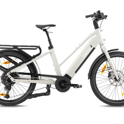 Bicicleta elétrica branca com quadro em alumínio e bagageira preta