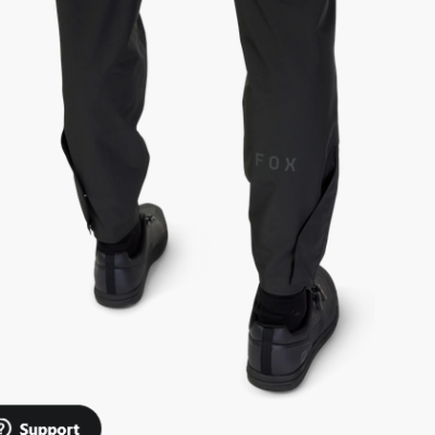 Calças pretas com fecho e palavra FOX e ténis pretos