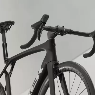 Bicicleta de estrada preta com guiador curvo e roda dianteira de fibra de carbono