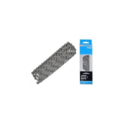 Corrente de bicicleta metálica cinza e embalagem azul e branca