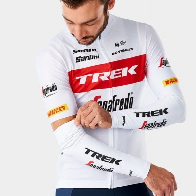 Homem com jersey de ciclismo branco e vermelho com vários logótipos