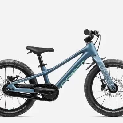 Bicicleta infantil azul metalizado com desenhos espaciais e pneus pretos.