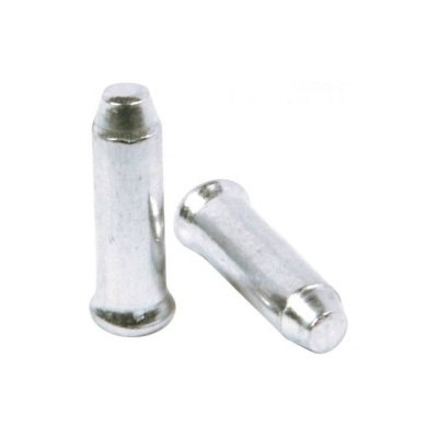 Duas peças metálicas cilíndricas prateadas sobre fundo branco