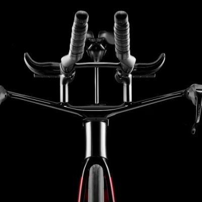 Guidão de bicicleta de corrida preto com manetes visíveis