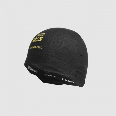 Gorro preto com texto amarelo e fundo cinza claro