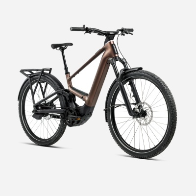 Bicicleta elétrica bronze e preta com pneus grossos e bagageira
