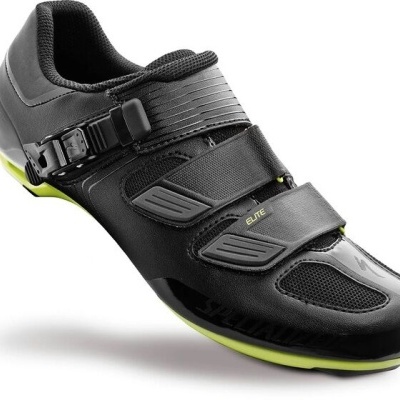 Sapato de ciclismo preto com tiras e fivela de aperto