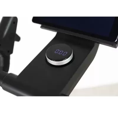 Botão digital num equipamento de exercício preto com visor próximo