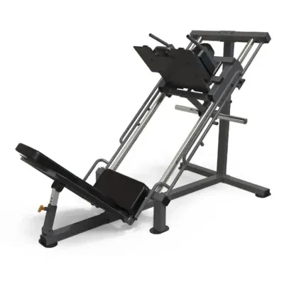 Máquina de leg press inclinada com estrutura metálica e almofadas pretas