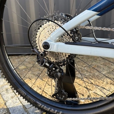 Roda traseira de bicicleta com mudanças Shimano XT e pneu Trail FLD