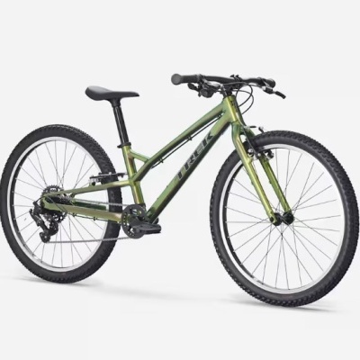 Bicicleta de montanha verde metálico TREK com pneus pretos e assento preto