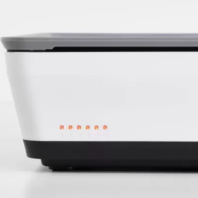 Dispositivo branco com base preta e ícones laranja na parte inferior