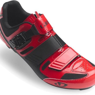 Sapato ciclismo vermelho e preto com tiras e fecho