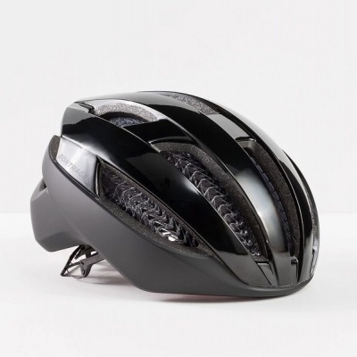 Capacete de ciclismo preto com textura ventilada