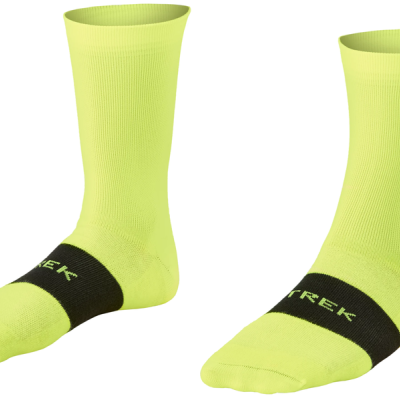Meias altas amarelo fluorescente com faixa preta e texto TREK