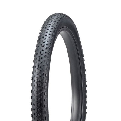 Pneu de bicicleta preto com cravos de borracha.