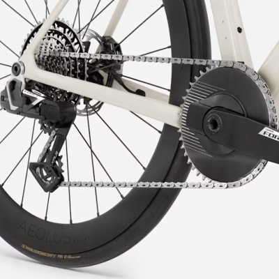 Roda traseira de bicicleta com pneu preto AEOLUS e sistema Sram Force