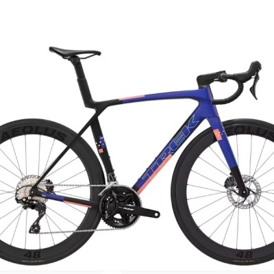 Bicicleta de estrada carbono azul e preta com rodas AEOLUS pretas