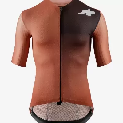 Camisa de ciclismo técnica laranja e castanha com fecho preto e símbolo branco no ombro