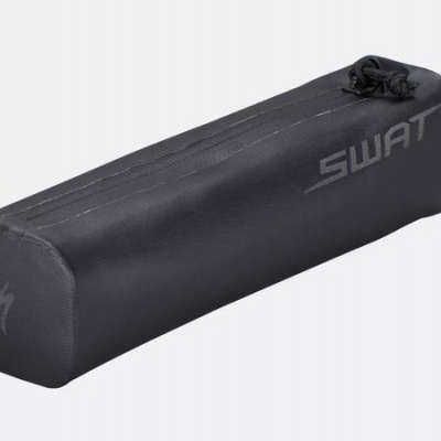 Bolsa preta alongada com texto 'SWAT' e alça lateral