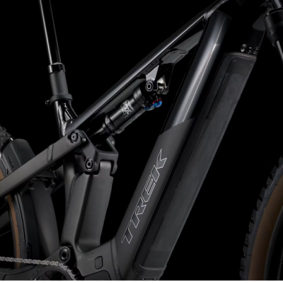 Bicicleta elétrica preta com quadro robusto e suspensão traseira