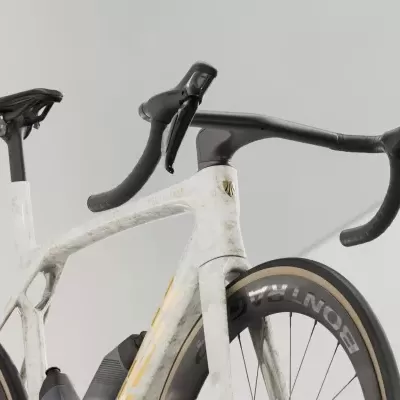 Bicicleta de estrada branca com guiador preto e rodas Bontrager