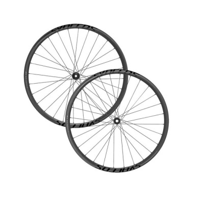 Rodas pretas de bicicleta com raios em fundo branco