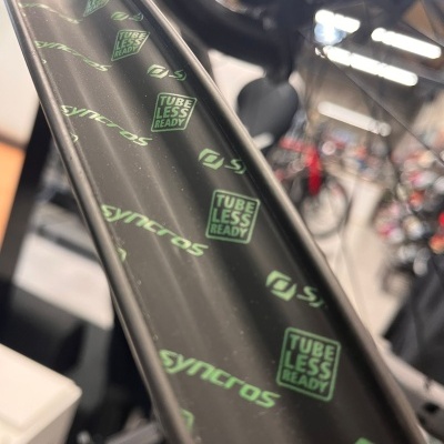 Aro de bicicleta preto com texto verde syncros e TUBELESS READY