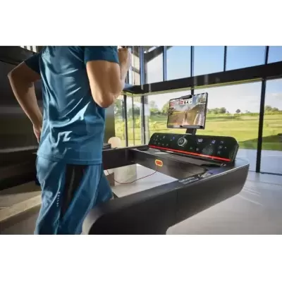 Passadeira preta com visor digital e ecrã integrado a mostrar treino