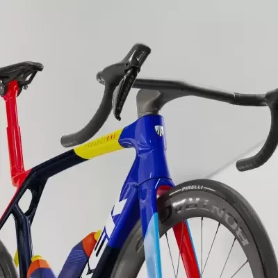 Bicicleta de estrada colorida com guiador, selim e roda dianteira